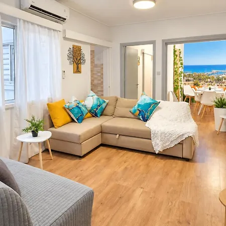 Finikoudes Marina Beachfront Grand Apartment *