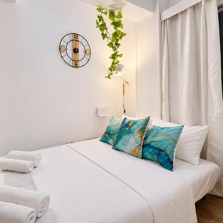 Finikoudes Marina Beachfront Grand Apartment *